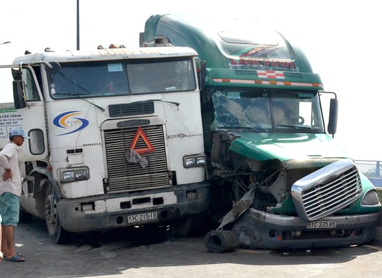 Two trucks collide each other in Phu My Bridge in HCMC/s District 2 (Photo: SGGP)